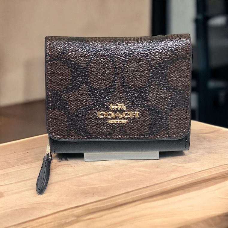 COACH ラグジュアリー シグネチャー レザー スモール トライフォールド ...