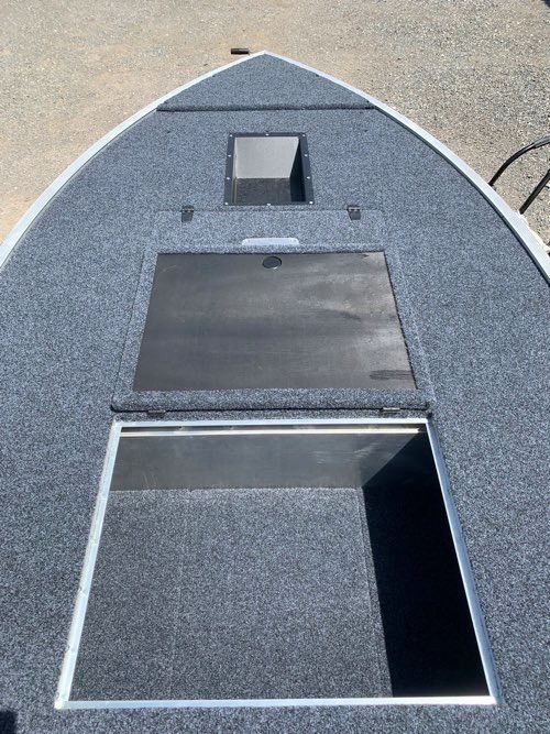 ブラックまたはダークグレー