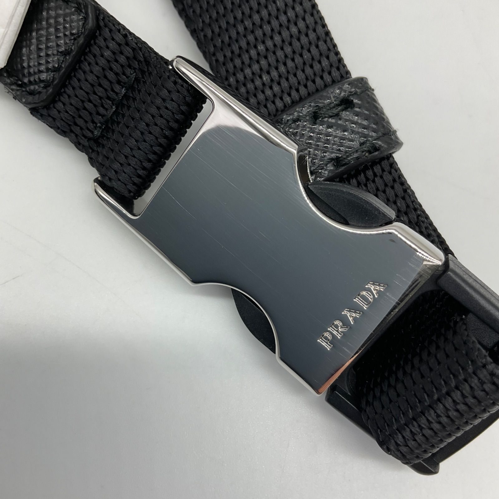 極美品プラダ 2ML032 2B8U スマホポケット付 極美品プラダ 2ML032 2B8U