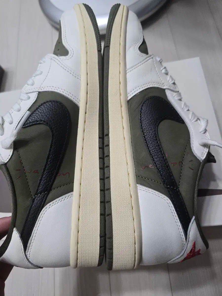 トラヴィス スコット ジョーダン1 リバース オリーブ 270