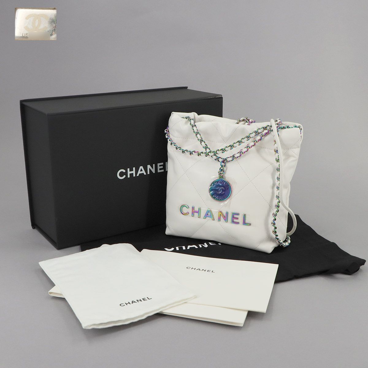 【メタルロゴが可愛い♪】CHANEL 22 ミニ ハンドバッグ AS3980 Chanel 22 mini handbag, Metallic calfskin & gold metal