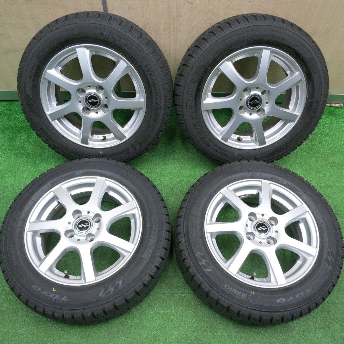 [送料無料] バリ溝！23年！キレイ！ほぼ10分スタッドレス 175/65R14 トーヨー オブザーブ ガリット GIZ ravrion P3 ラブリオン 14インチ PCD100/4H4112908HAス