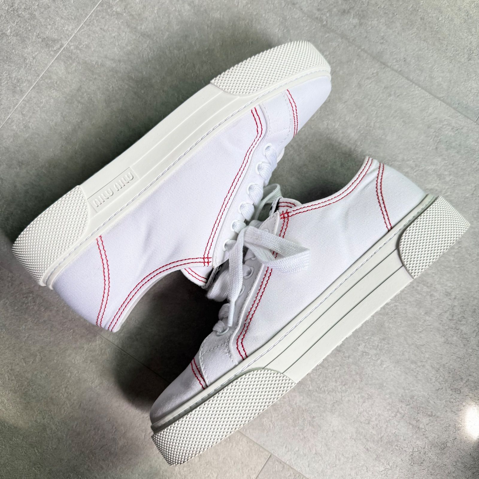 希少 美品 MIU MIU ミュウミュウ キャンバススニーカー ロゴ 白 赤