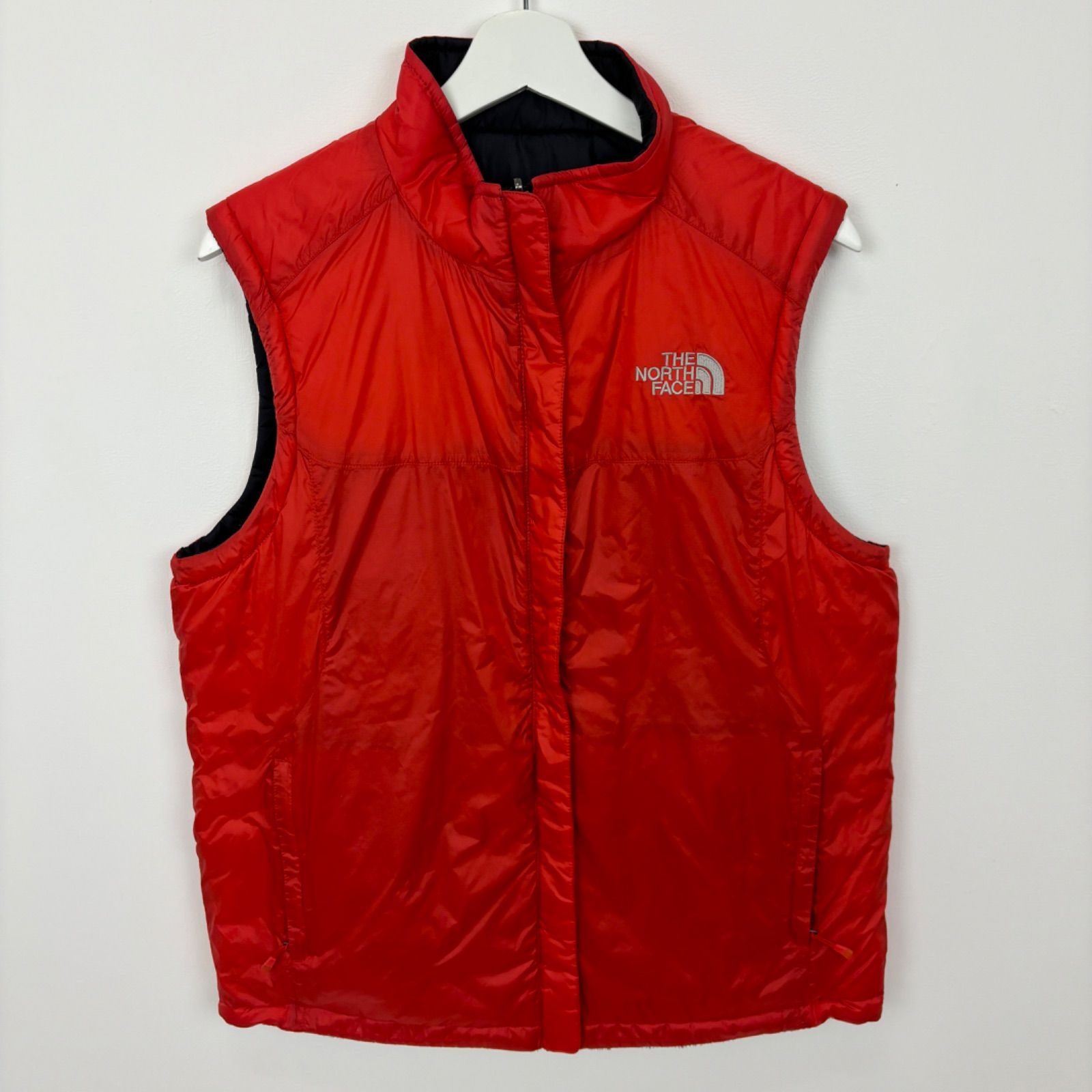 【ノースフェイス】ダウンベスト　ネイビーレッド　刺繍　ワンポイントロゴP3 ノースフェイス】ダウンベスト ネイビーレッド 刺繍 ワンポイントロゴ