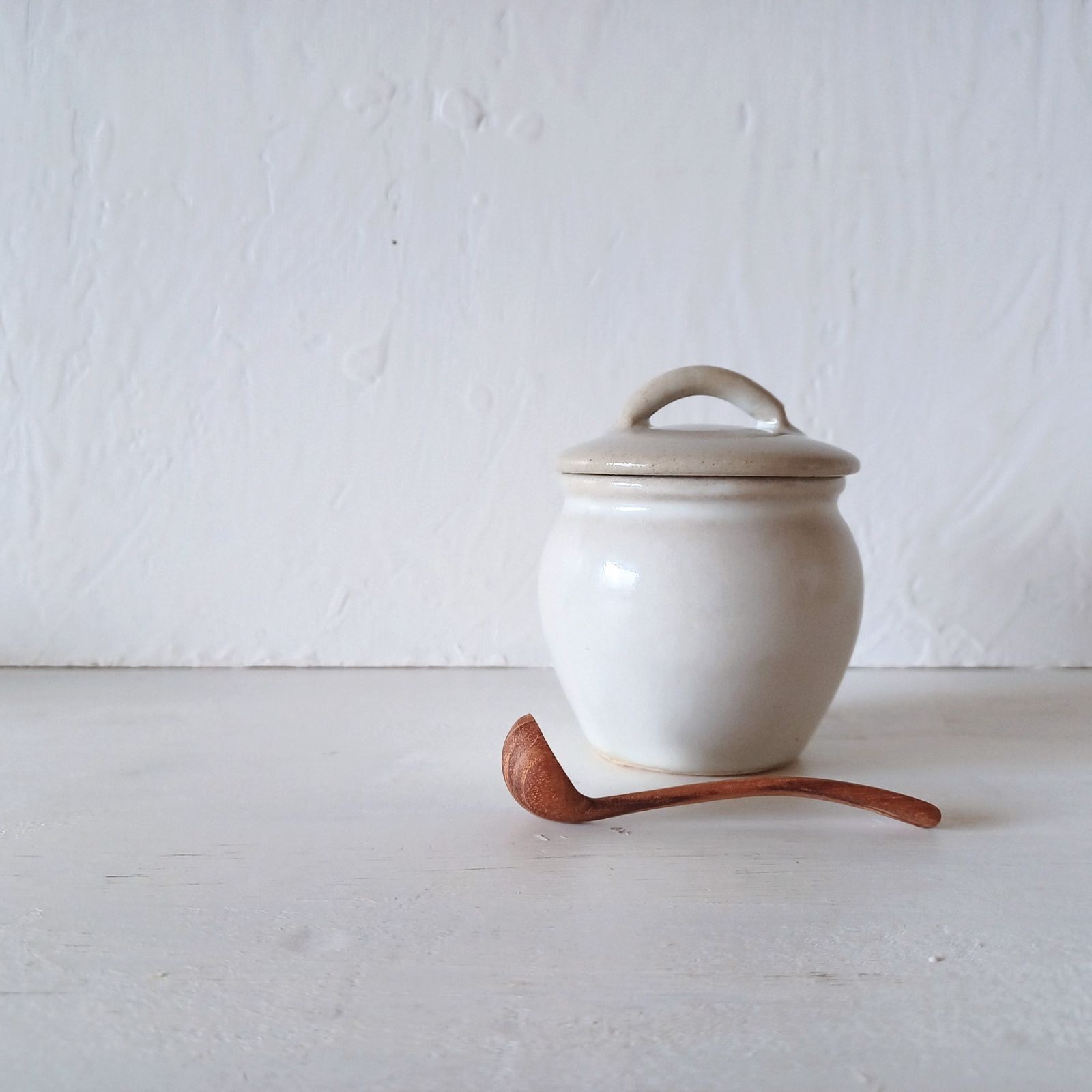 李朝鎬薬味入小壺共匙付 李朝鎬薬味入小壺共匙付