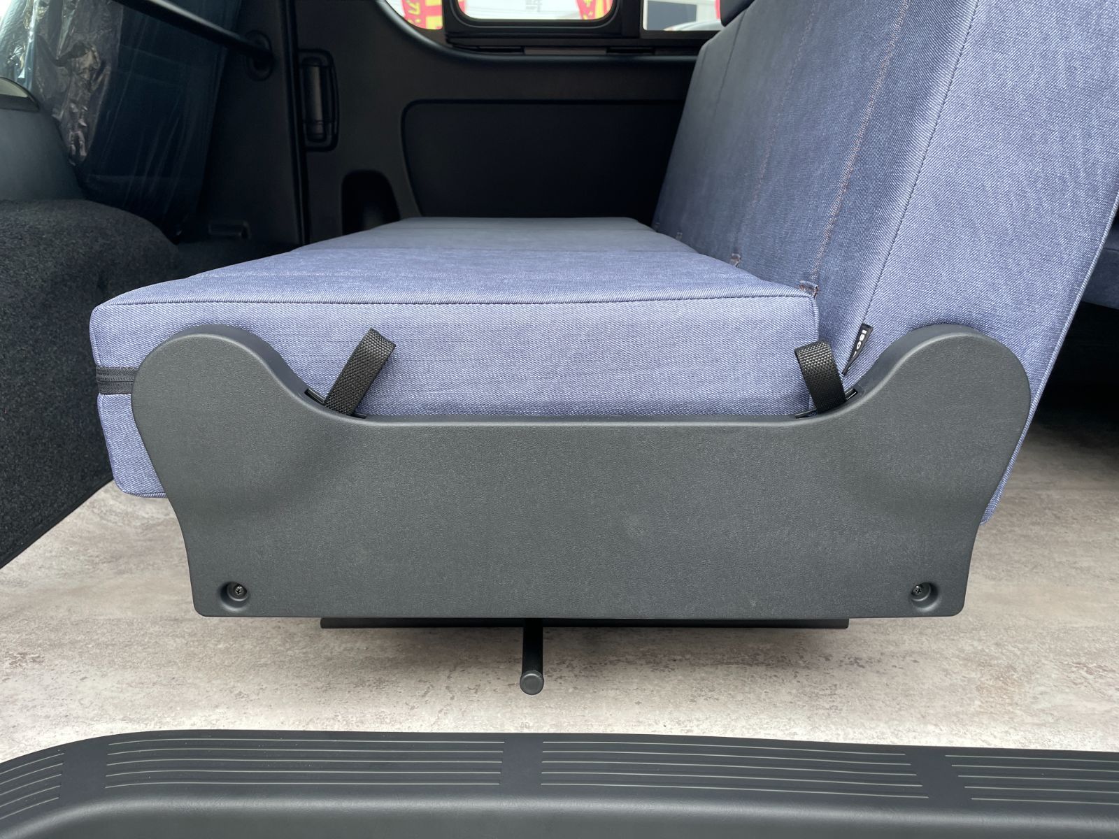 後席 キャンピングカー