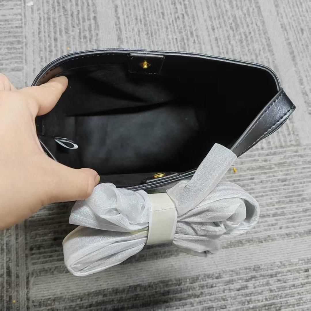 【セリーヌ】スモール バケット キュイル トリオンフ バッグ CELINE】セリーヌ スモール バケット キュイルトリオンフ Bag
