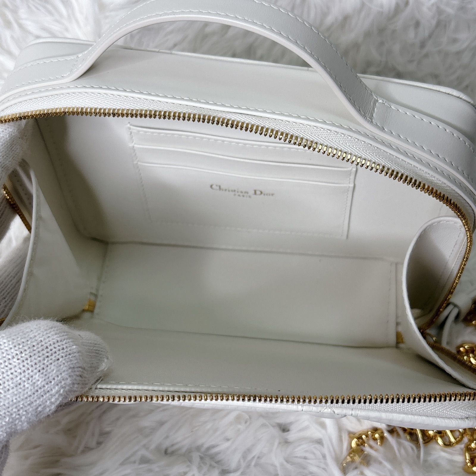 Dior キルティングバッグ　ホワイト　ショルダーバッグ 極希少✨Dior ホワイト ショルダーバッグ~~ - メルカリ