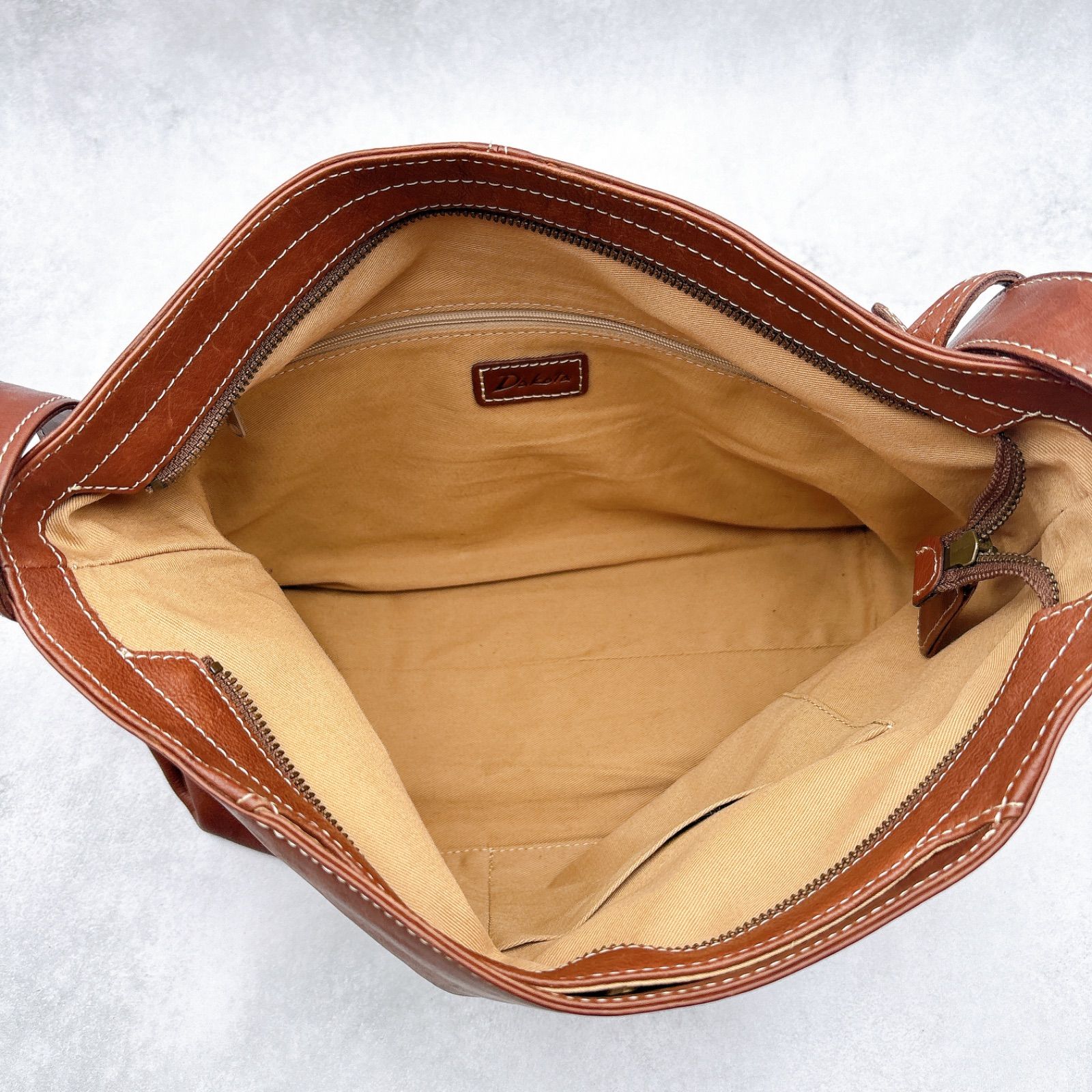 ダコタ 大容量 A4収納 ショルダーバッグ レザー ブラウン DECORATOM_COM_BR