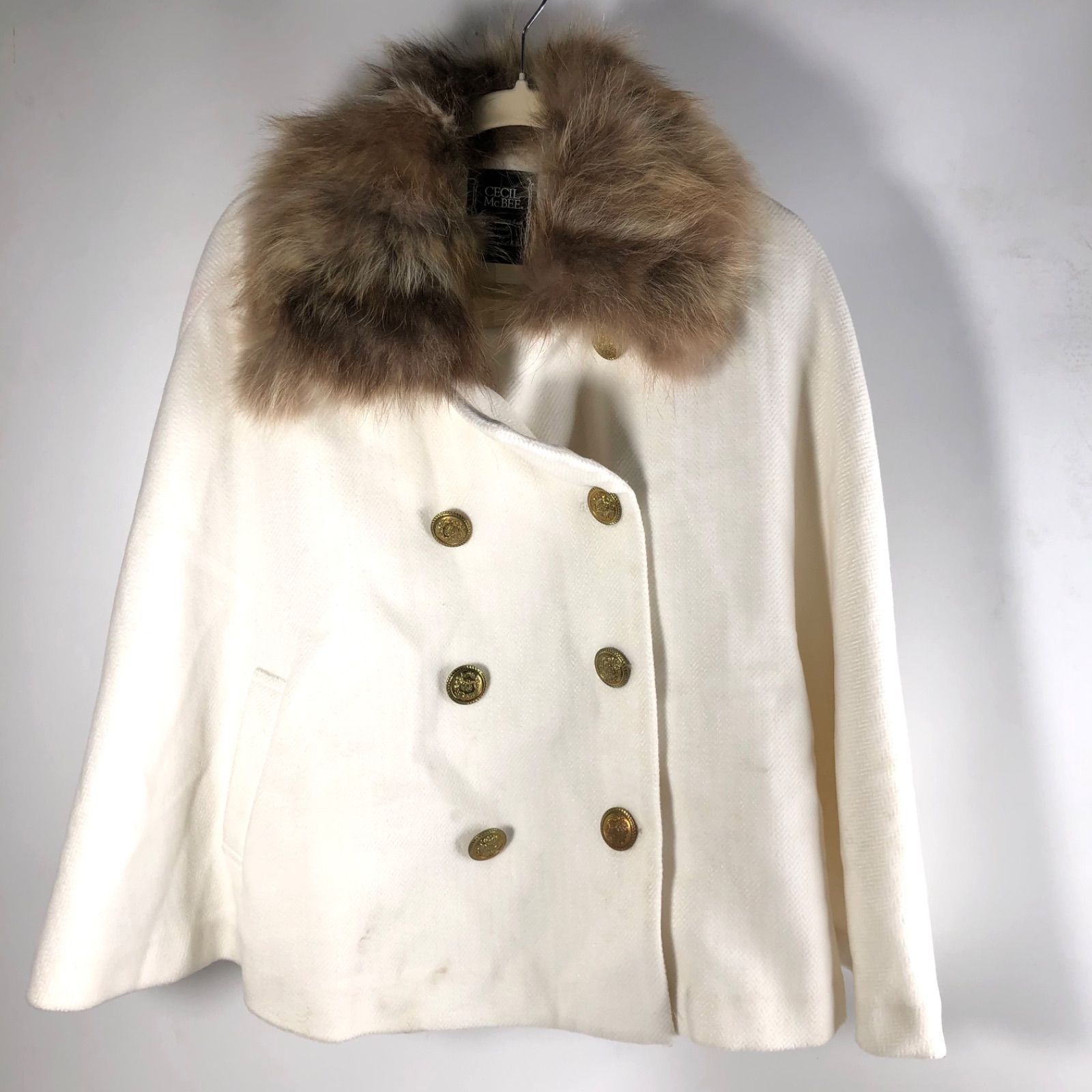 A0924-19-8 CECIL MCBEE セシルマクビー ラクーンファー レディースポンチョ 白いジャケット Mサイズ 冬 着丈61cm