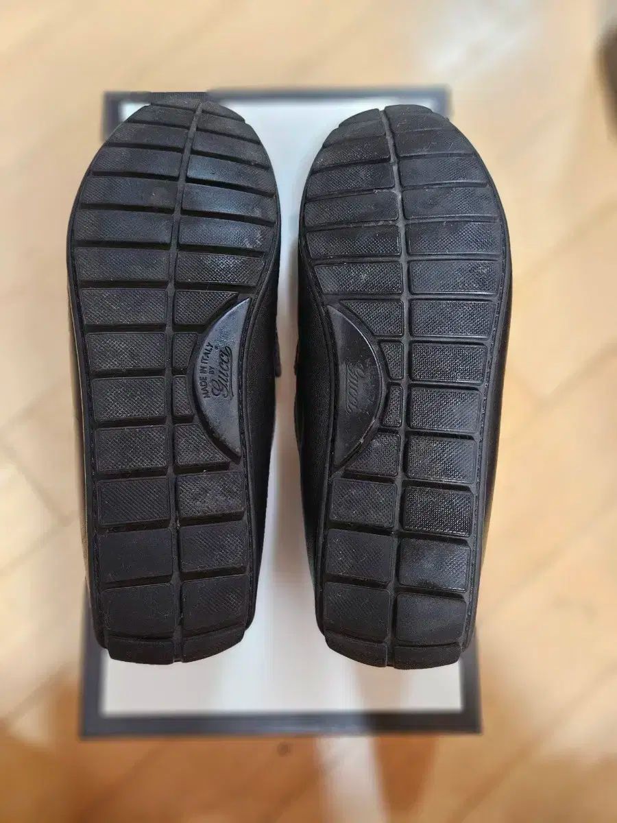 そんな感じのしないグッチローファーとして販売されています