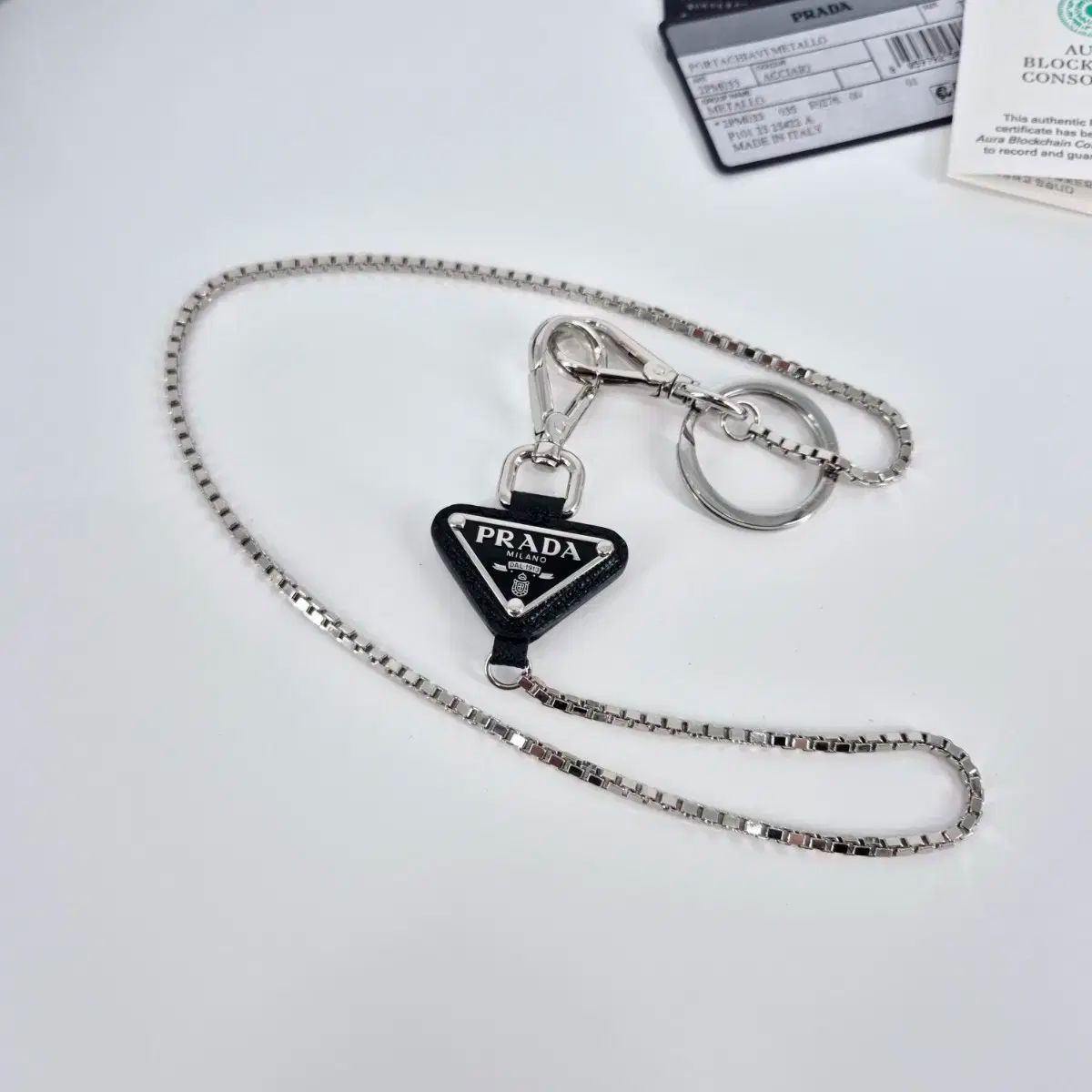 100 %本物 Prada(プラダ) トライアングルロゴ メタル キーリング