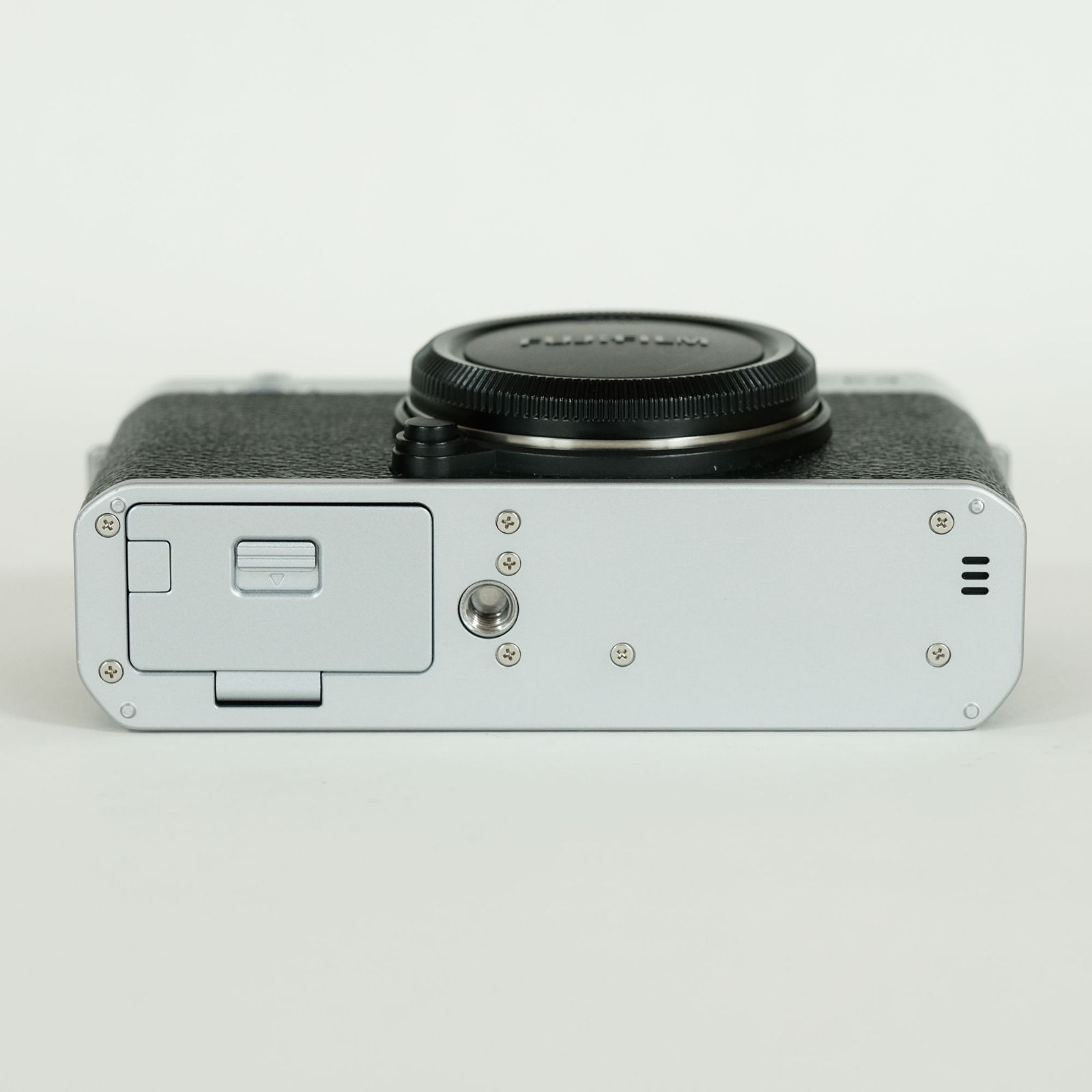 美品FUJIFILM X-E4 【シャッター800回未満】サムレスト付き 美品FUJIFILM X-E4 【シャッター800回未満】サムレスト付き