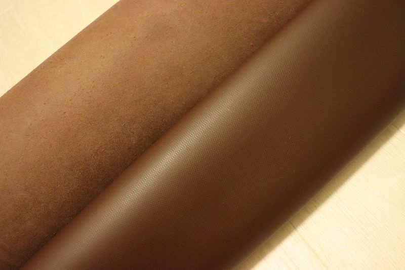 チョコブラウン 207ds クロム革 牛革 国産 レザー 丸シボ型押し 半裁 一枚革 レザークラフト 革 皮 本革 diy 生地 材料