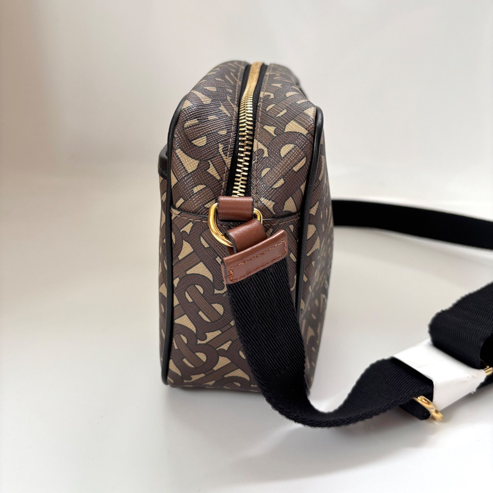 美品 BURBERRY TBロゴ ショルダーバッグ クロズボディ レザー 保存袋 保存袋付き 美品 BURBERRY バーバリー 現行 TBロゴ ショルダー