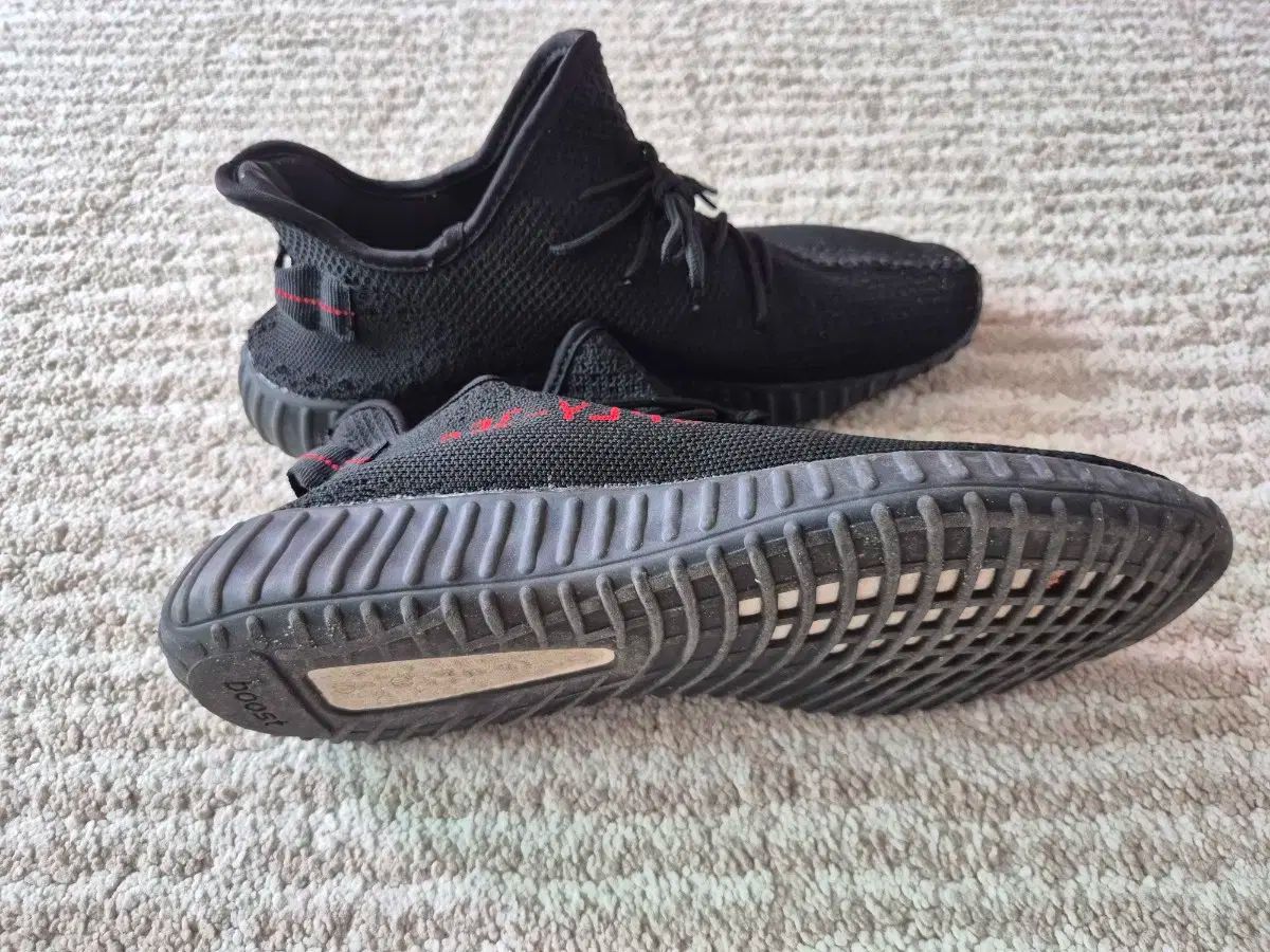 アディダス イージーブースト350 V2 ブラック レッド Yeezy Boost 350