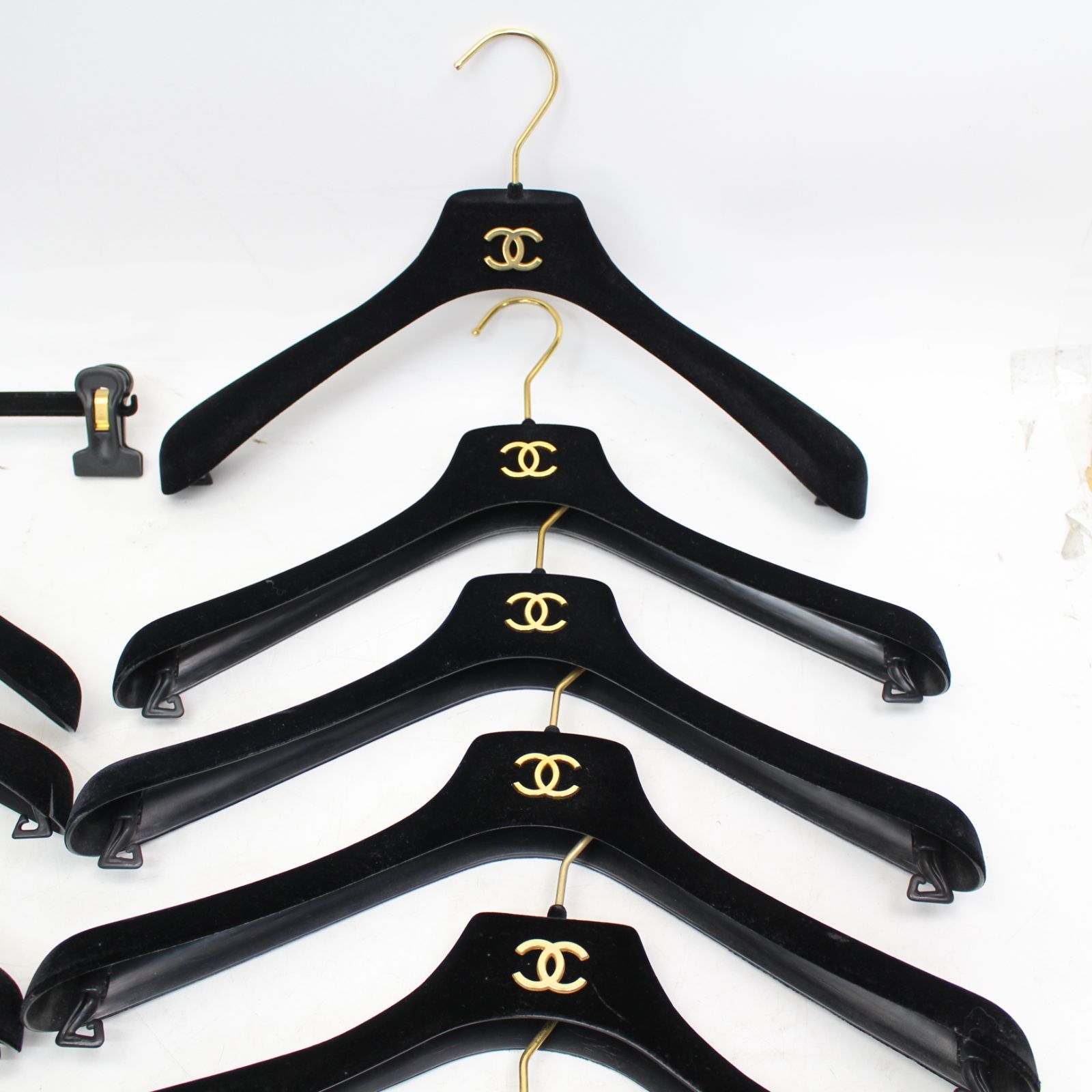 Chanel ブラックベルベットハンガー 5本セット　正規品 Chanel ブラックベルベットハンガー 5本セット 正規品 【公式通販】