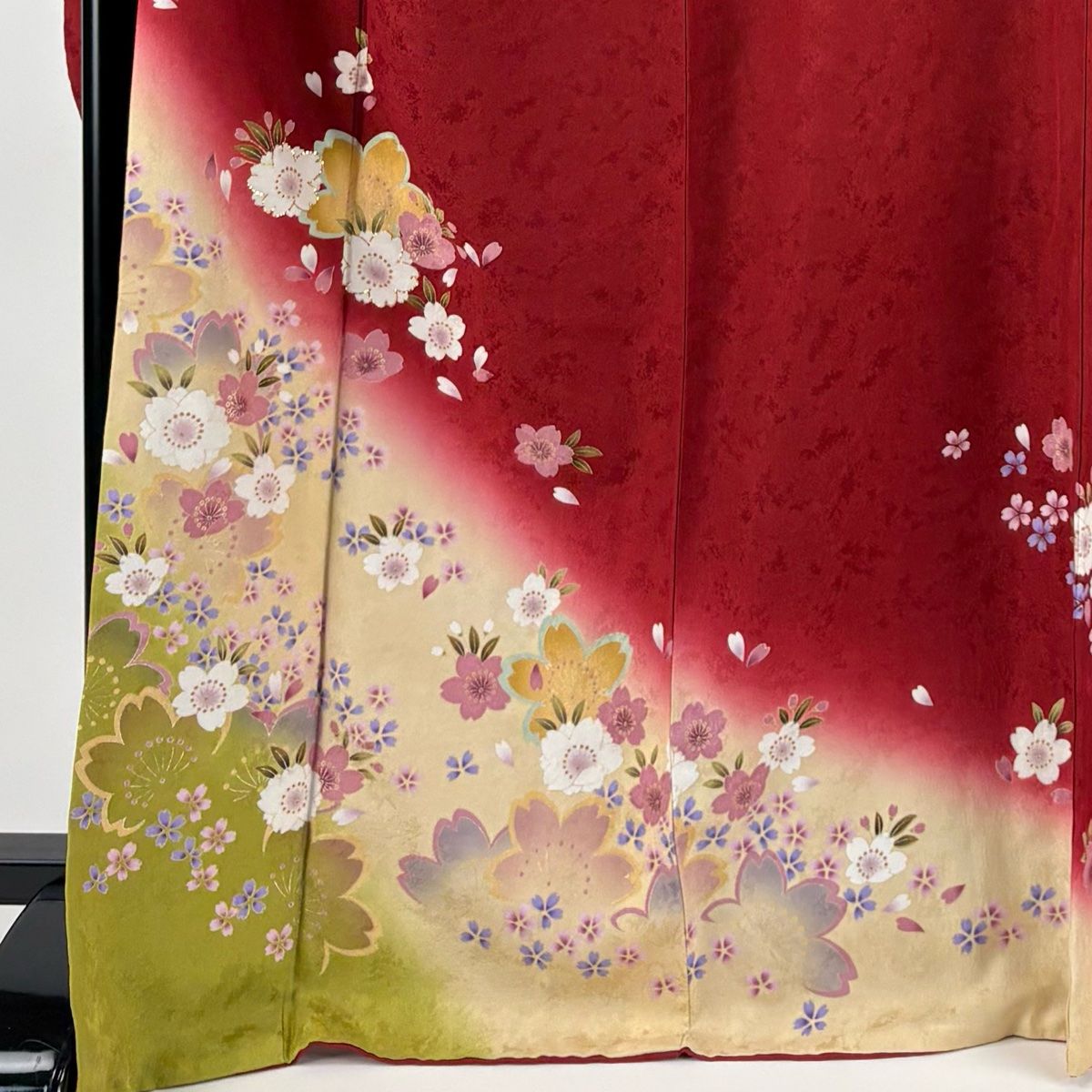 絶対にお買得! 振袖 身丈169cm 裄丈70cm L 袷 桜 花びら 箔 金彩 赤 正絹 名品 高級感