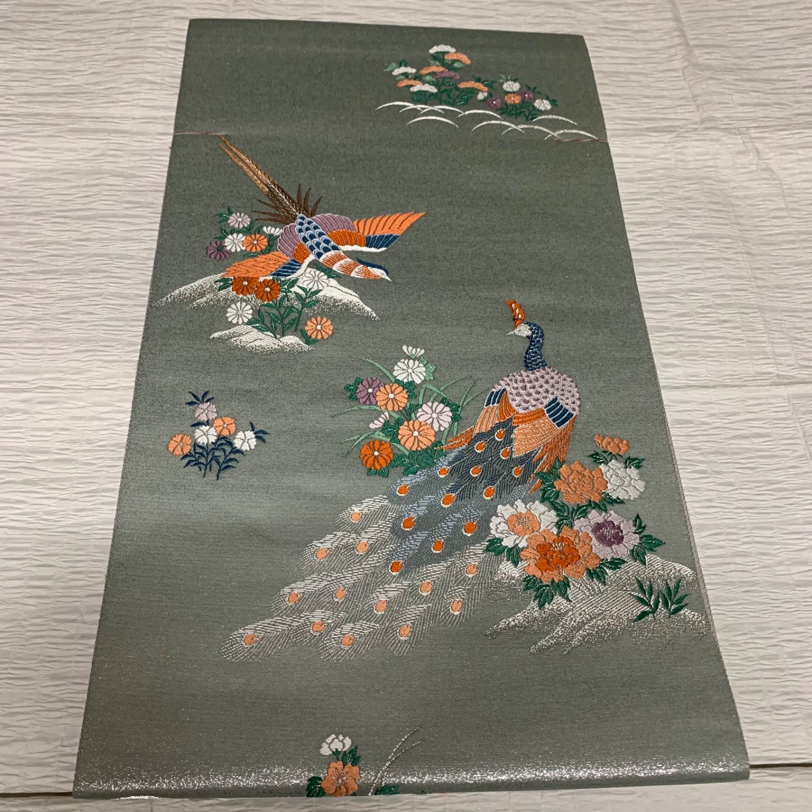 未使用品 プラチナ摺箔二重織 孔雀に牡丹・尾長鳥・菊模様織り出し袋帯  