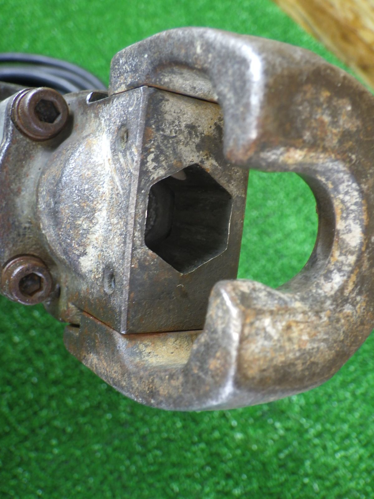 コンクリートの斫り作業に