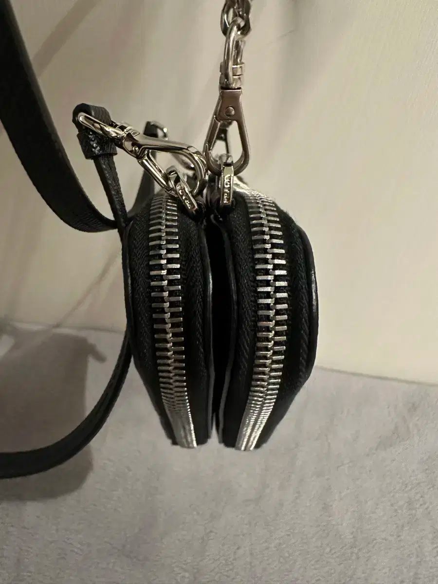 PRADA サフィアーノ トライアングル ミニ ポーチ ブラック DECORATOM_COM_BR