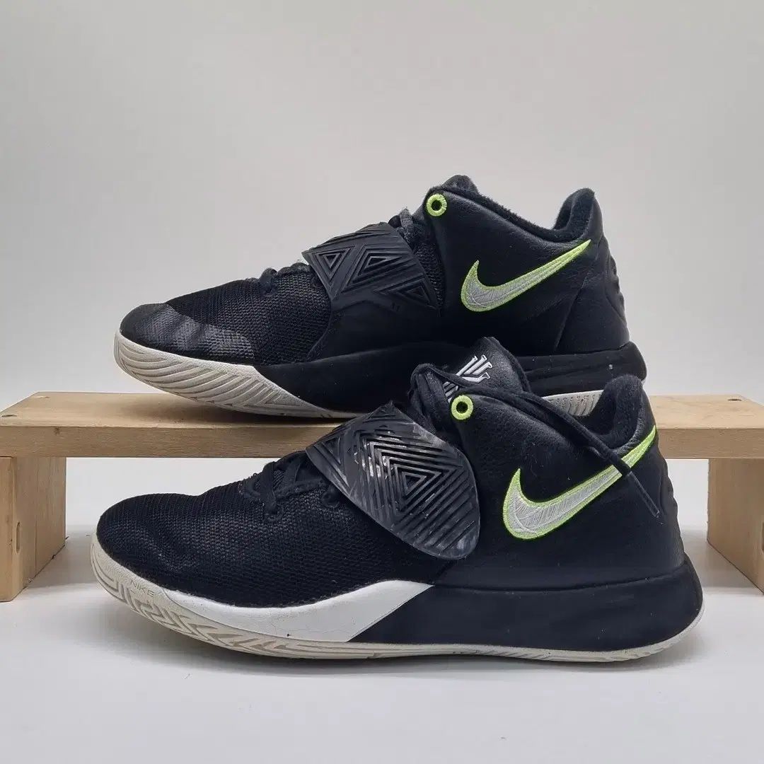 Nike ナイキ メンズ バスケットボール スニーカー Nike Air More Uptempo  White Gum バスケットボールシューズの傑作モデル！ナイキ「ダンク」の魅力を徹底