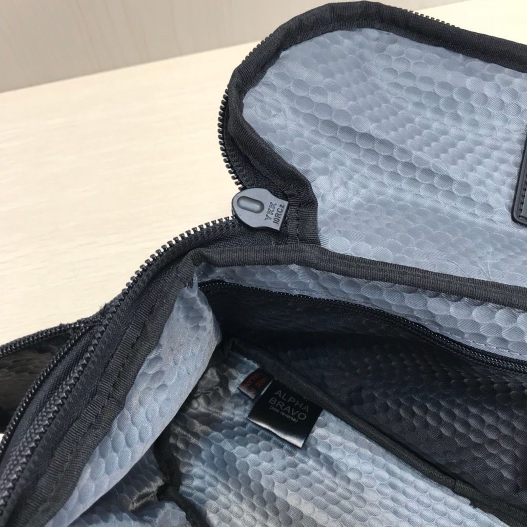 極美品✨TUMI『ケリー』TUMIスリング ボディバッグ(ブラック 極美品✨TUMI『ケリー』TUMIスリング ボディバッグ(ブラック