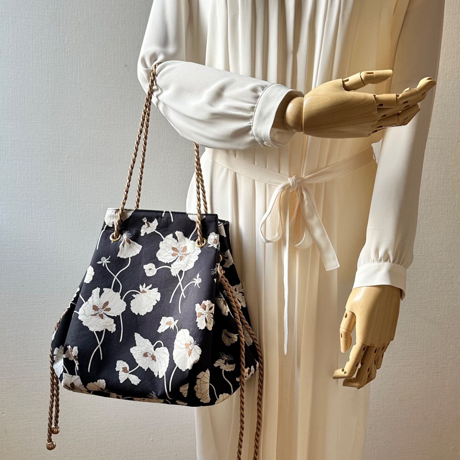 hachi＊リバティ生地使用＊巾着セット 巾着バッグ＊お揃いポーチ付き＊リバティ生地使用＊フラジャイル