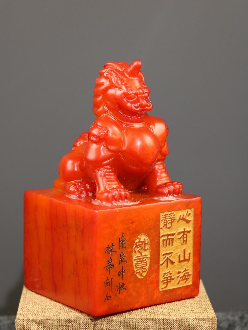旧家蔵出　時代物　田黄石細工彫刻　貔貅印鑑　本物保証文房具　古美術　アンティーク 安】清時代 寿山田黄石彫 人物故事紋印章 印鑑 共箱 極細工 古