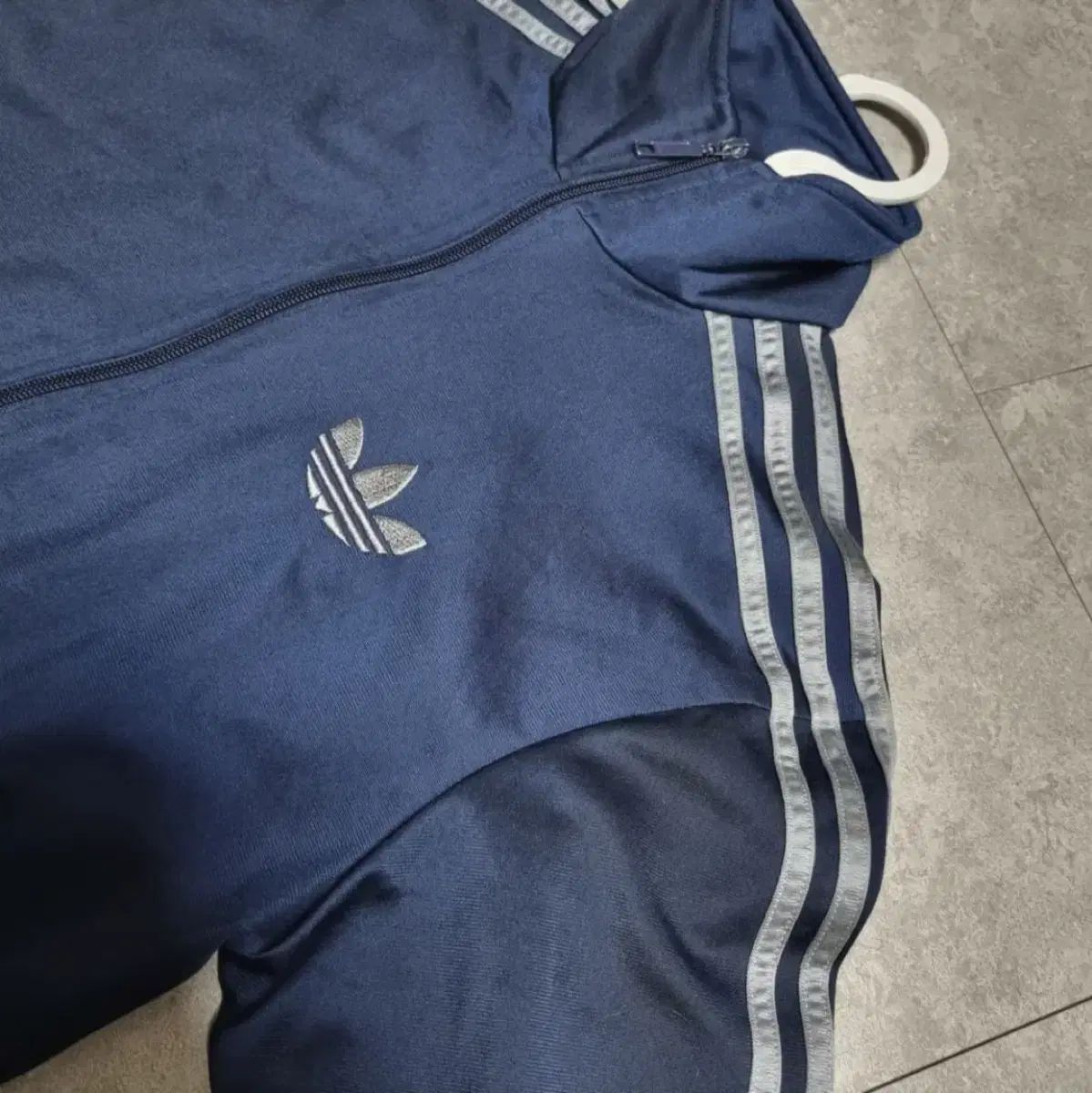 超激安セール 開催中です！ adidas アディダス ファイヤーバード 鍛冶屋 ネイビー グレー ジャージ トラックトップス 85M