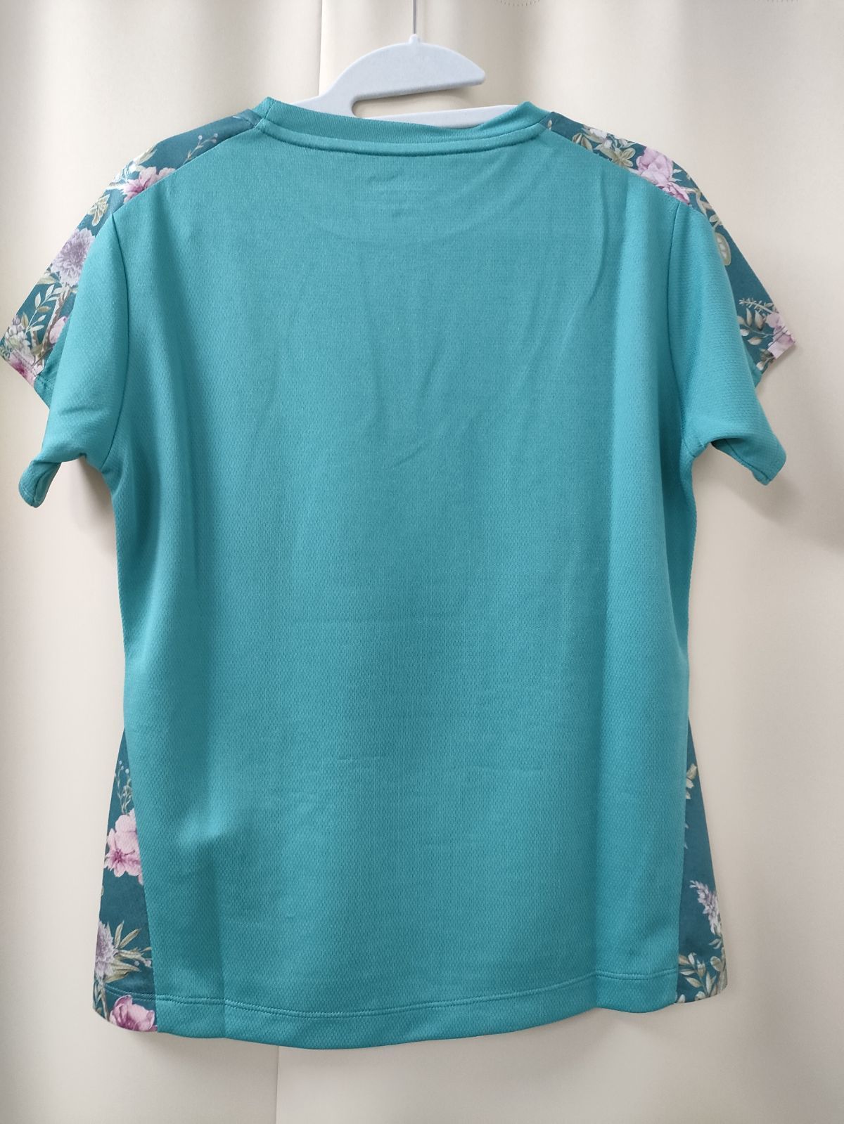 アドミラル2025春夏最 レディース ショルダーラインフラワーTEE グリーン ATLA514