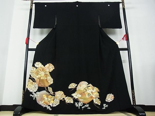 平和屋-こころ店■豪華黒留袖　駒刺繍　地紙群鶴花文　暈し染め　金彩　着丈164.5cm　裄丈63.5cm　正絹　逸品　A-ja4396