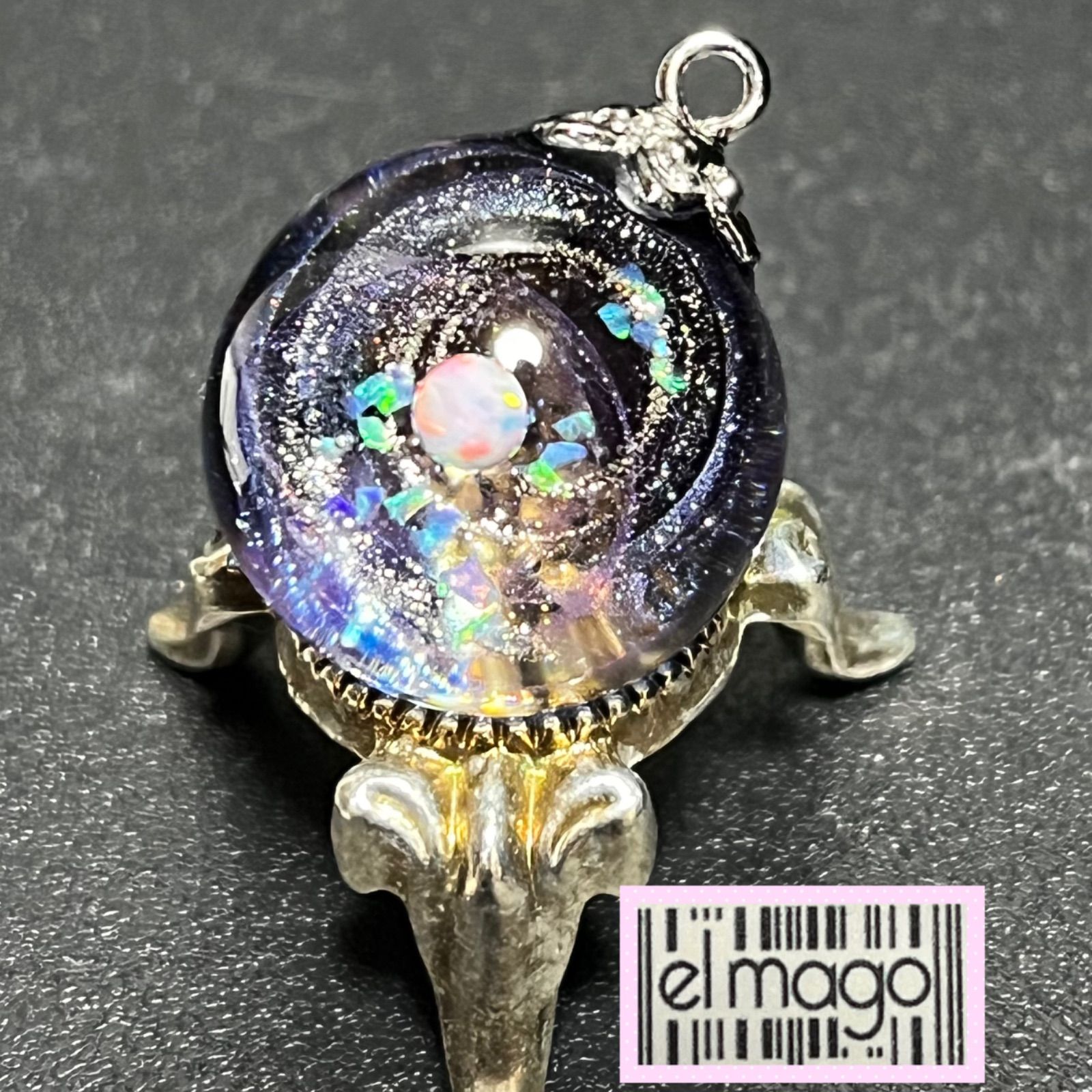 メルカリshops 黒の背景にブルーとパープルの宇宙玉レジンネックレス