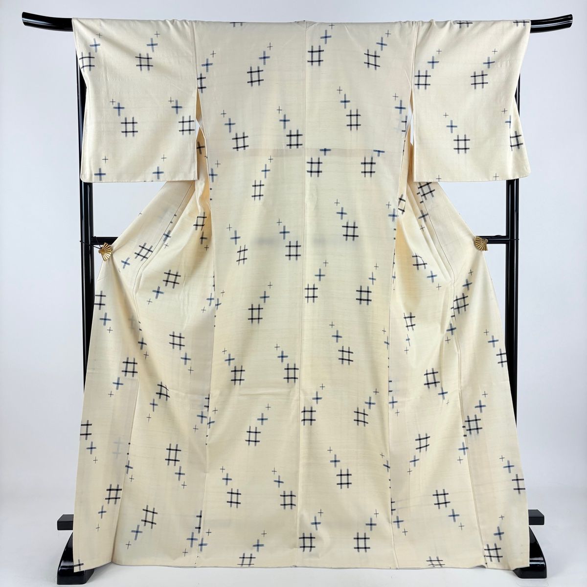 紬 身丈173.5cm 裄丈67cm M 袷 久米島紬 草木染 証紙 井桁絣 絣柄 クリーム 正絹