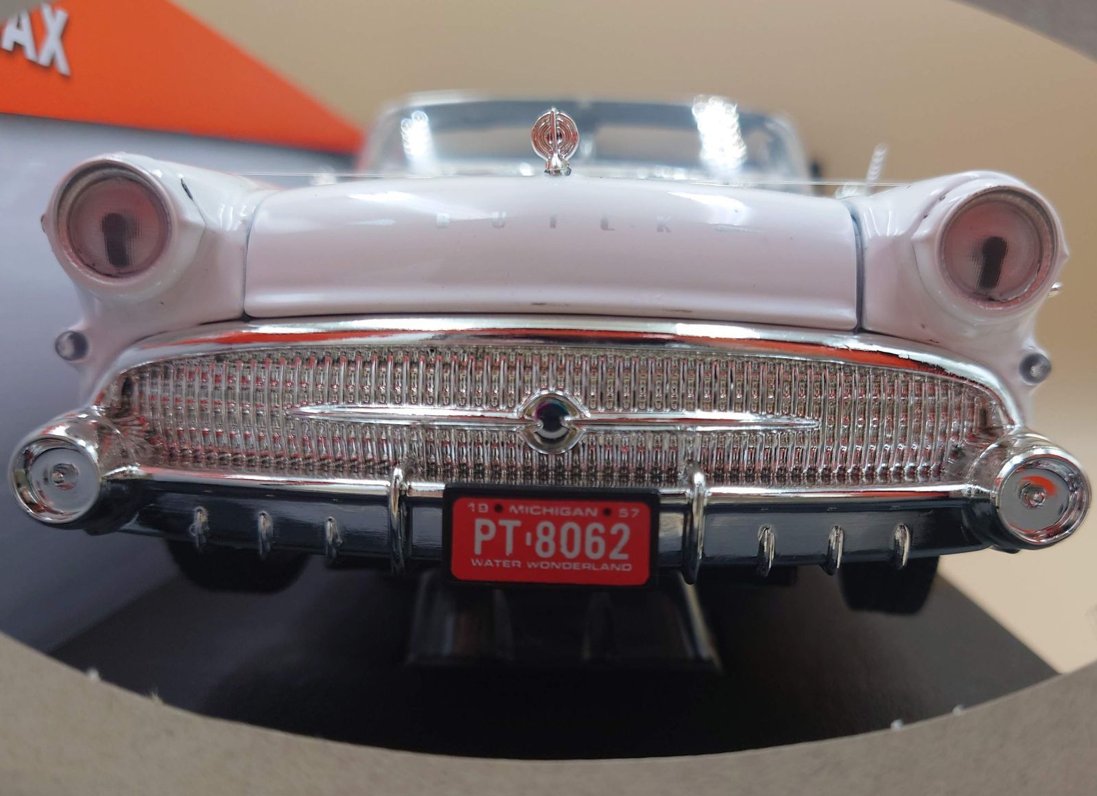 1/18 ビュイック ロードマスター 1957 ホワイト/レッド Buick