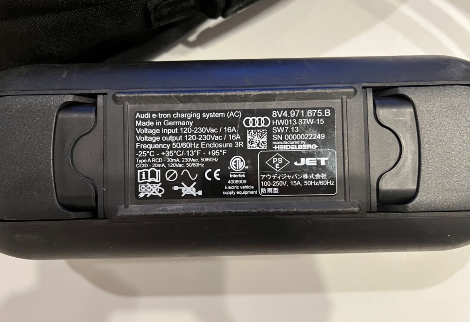 送料込み】純正 アウディ充電ケーブルe-tron - メルカリ