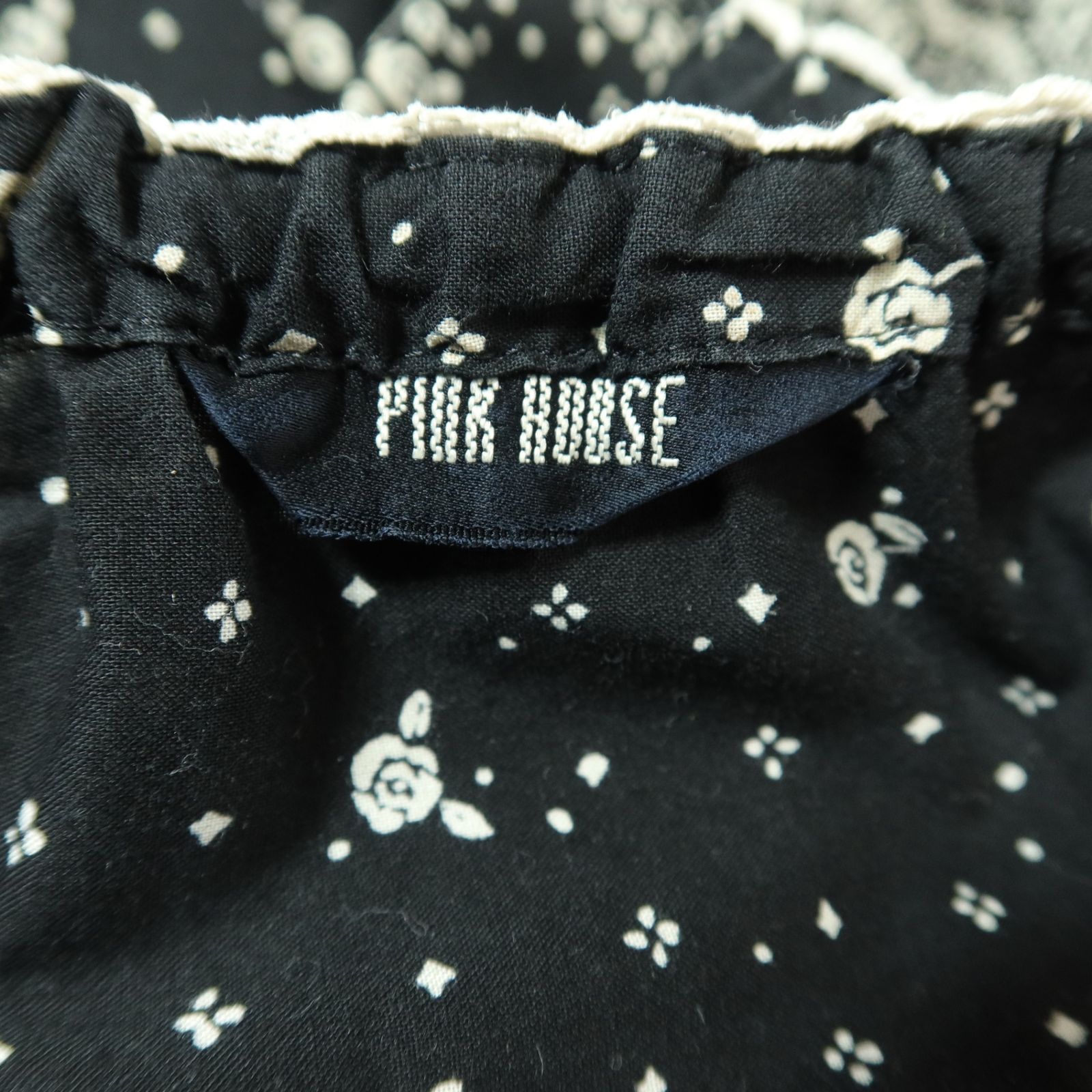 ピンクハウス★ふんわりフォルム♪レース付きブラウス 黒系 ギャザーたっぷり♪花柄♪z14077 PINK HOUSE - ピンクハウス☆ふんわりフォルム♪レース付きブラウス 黒