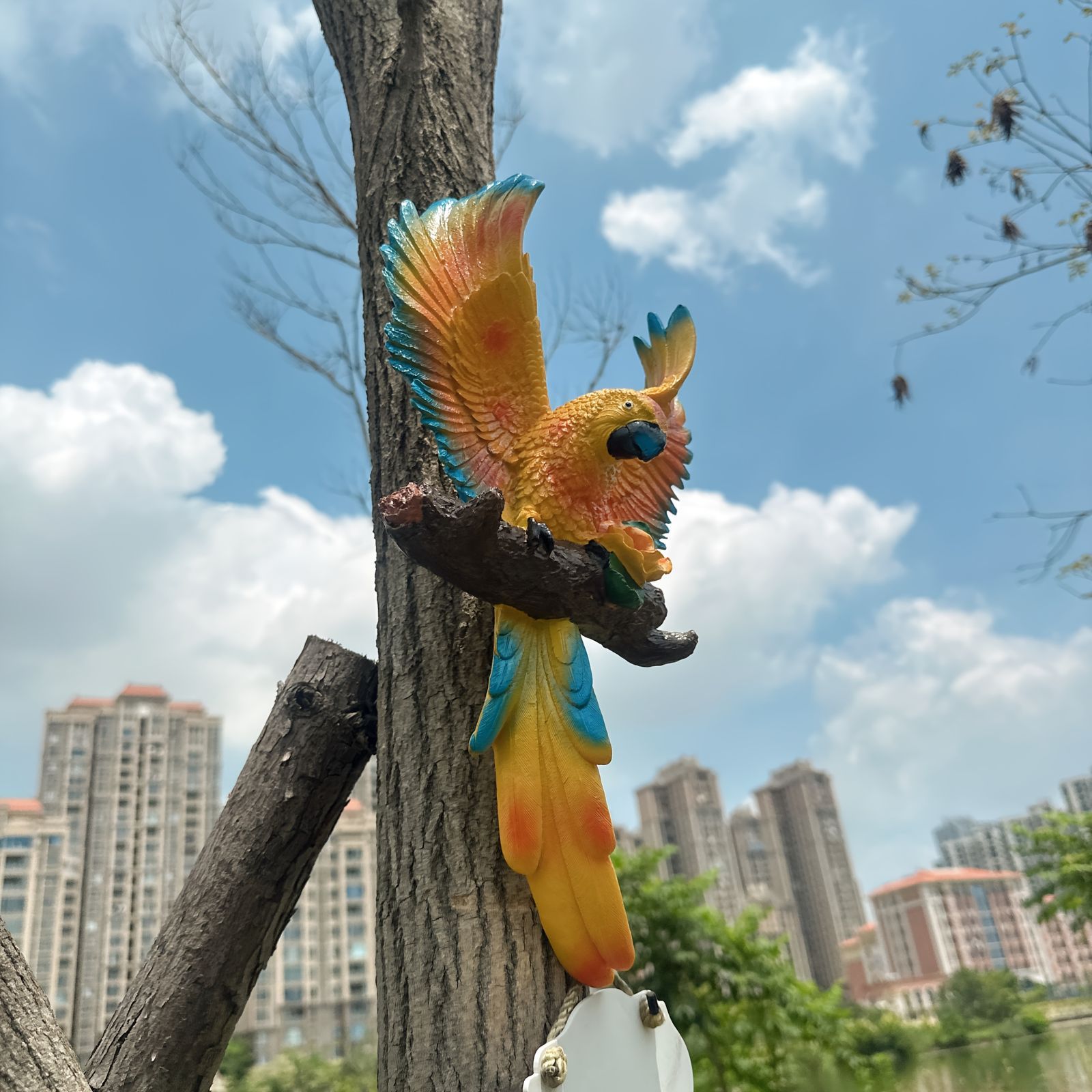 壁掛け オブジェ 置物 インテリア 枝に止まっているオウム 翼を広げている リアル 屋内 屋外 庭 装飾 DIY リビング ダイニング 樹脂 壁掛けアート