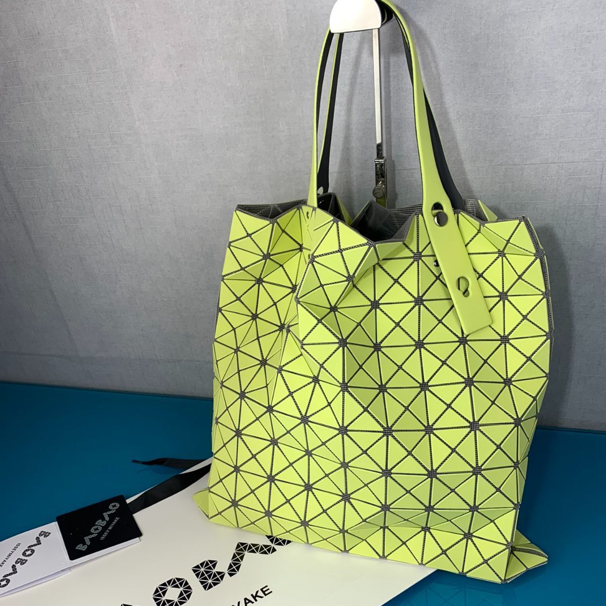 最終値下げ］ BAOBAO バオバオイッセイミヤケトート バッグ 10ピース×10ピース BAO BAO ISSEY MIYAKE トートバッグ 新品  C2406 - メルカリ