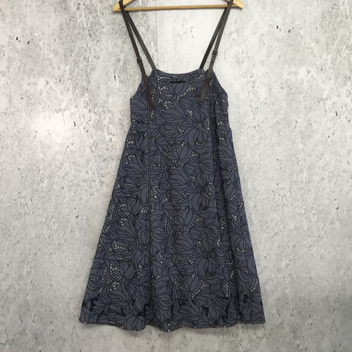 専用ＪＩＬＬ ｂｙ ＪＩＬＬＳＴＵＡＲＴ カットワークフラワーサス付ジャンスカ カットワークフラワージャンスカ | ジル バイ ジル スチュアート