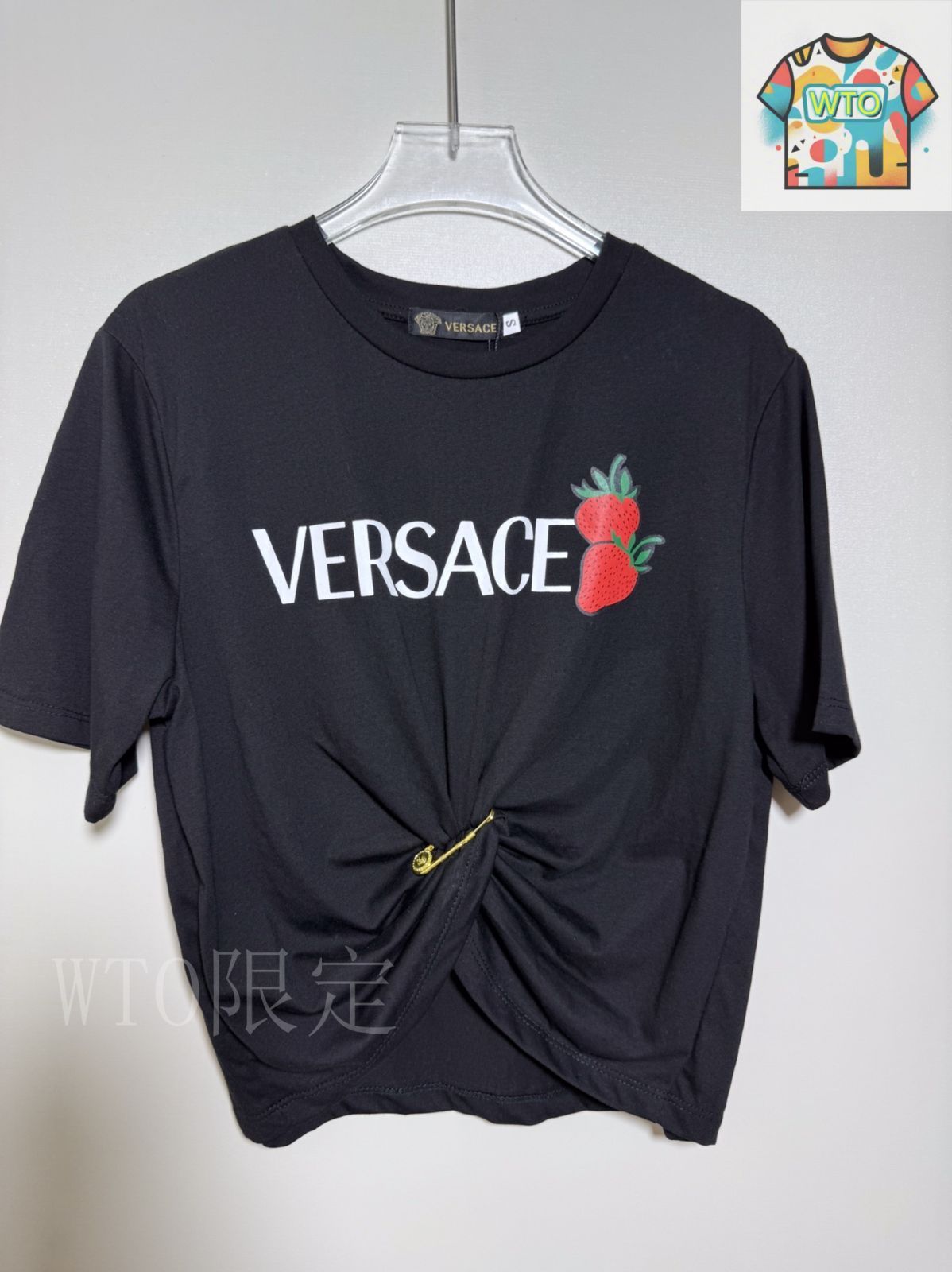 【送料&関税込】Versace strawberry T-shirt Versace Strawberry Garden Cropped T-shirt | Black | FARFETCH