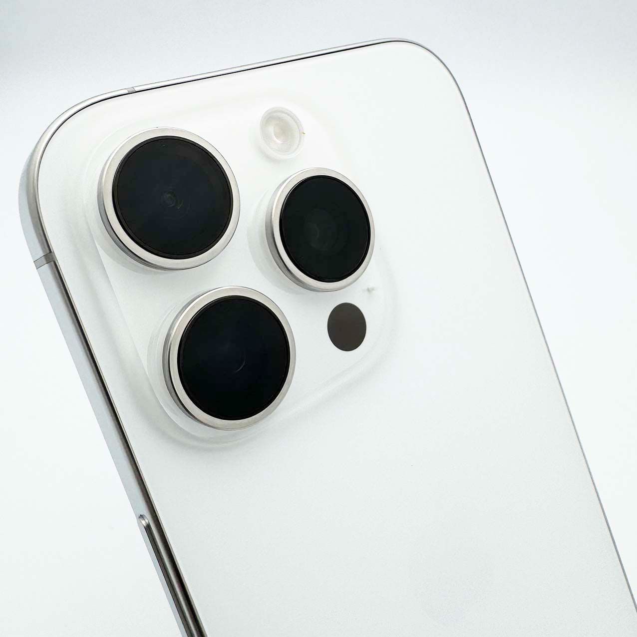 中古】【安心保証】 iPhone16[128GB] SIMフリー ホワイト ムスビー 