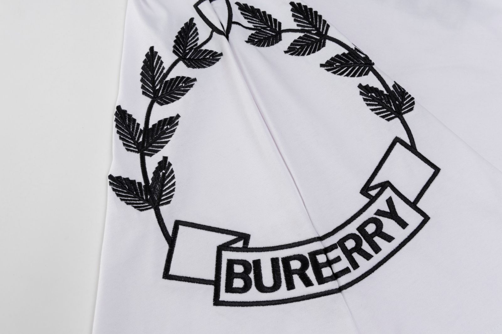 Burberry♡馬ロゴ刺繍 ホワイト♡シンプルTシャツ 今日特価】BURBERRY 25SS 刺繍ロゴ T シャツ - メルカリ
