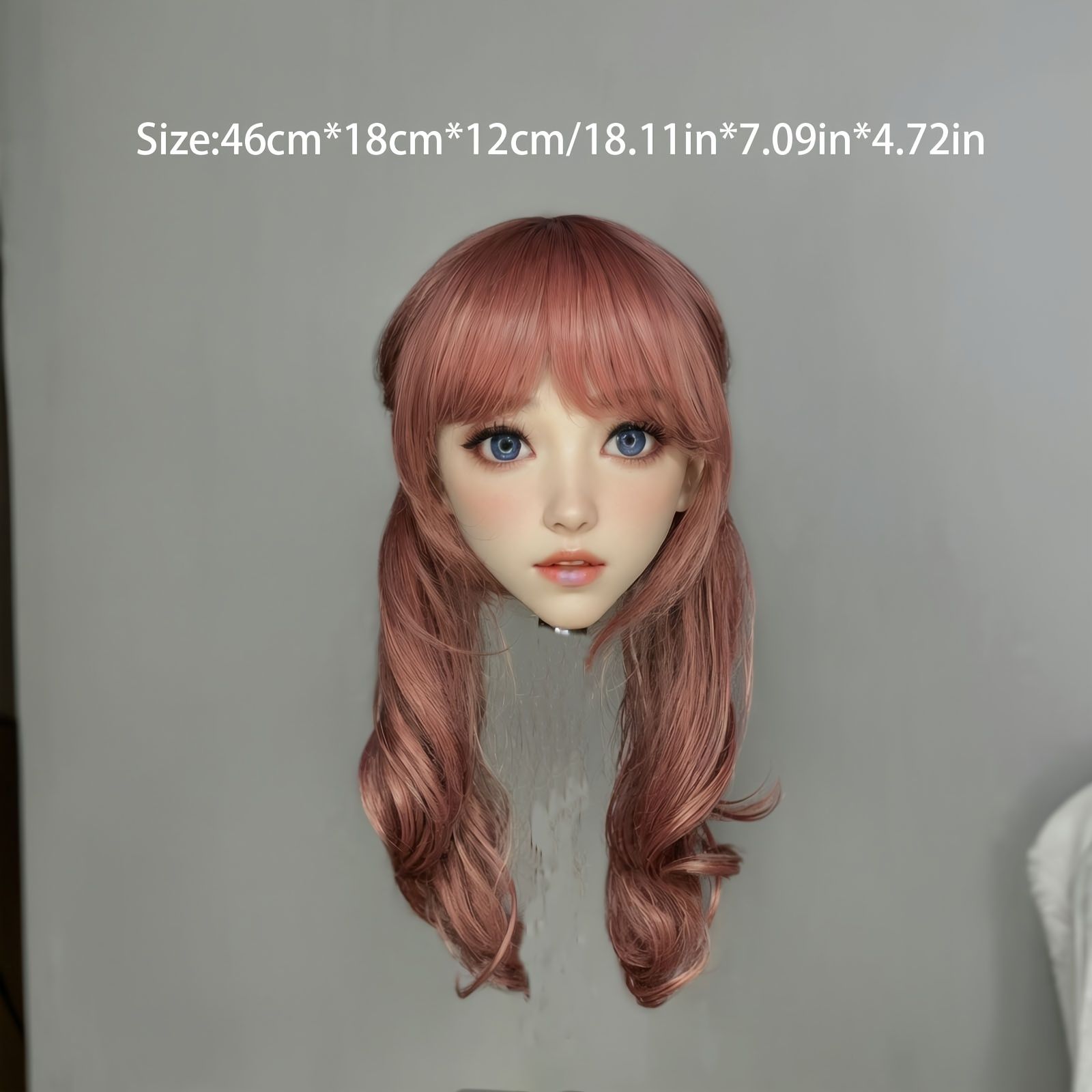 長いピンクのウェーブヘアと前髪