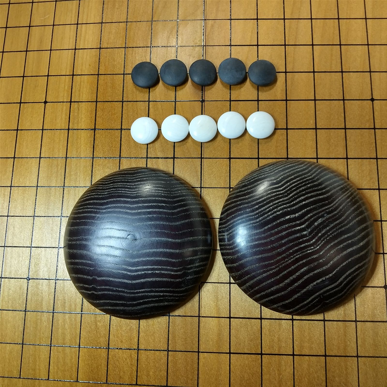 蛤碁石＆那智黒／ガラス碁石セット 脚付き碁盤＋碁笥4個 天地