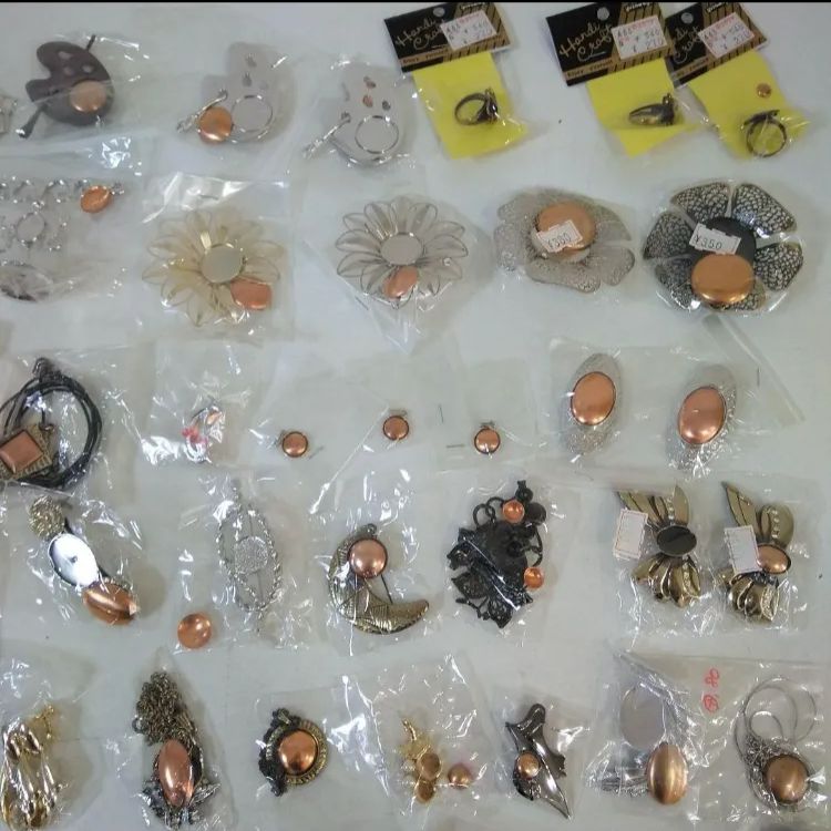 K040  七宝焼き アクセサリー 素材  大量まとめ売り k109七宝焼アクセサリーパーツ素材80点セット おまけ入り - メルカリ