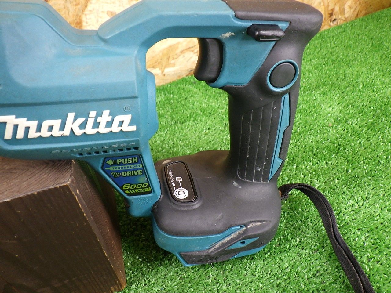 動き少し固い！ 石膏ボードの貼り付け作業に！マキタ 充電式スクリュードライバー FS600D 本体 品