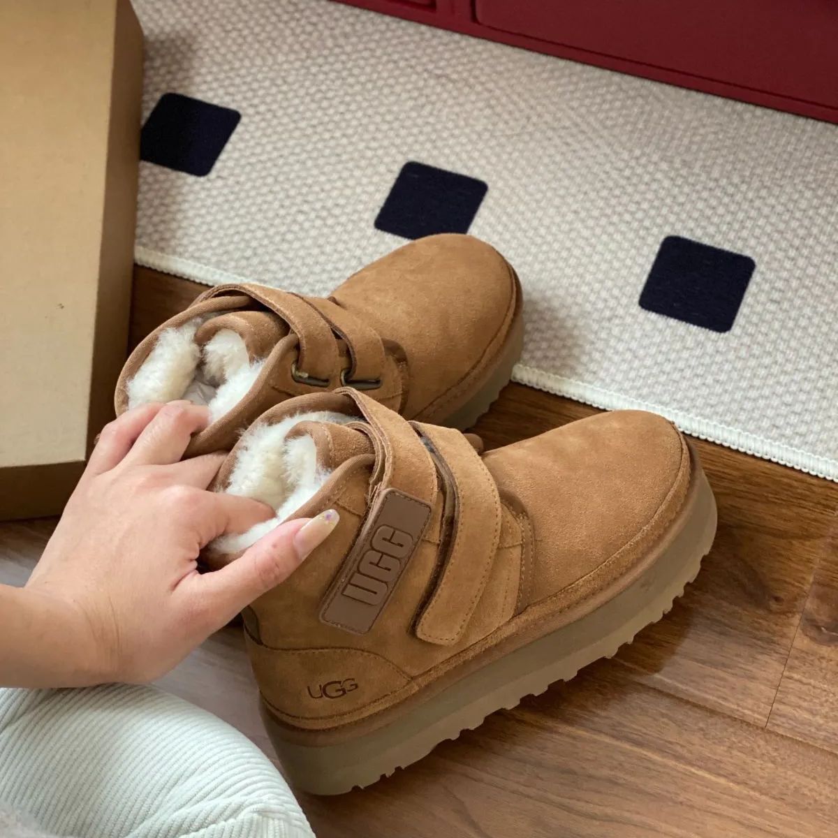人気極美品！アグUGG プラットフォーム厚底2ブーツ3cm - ムートンブーツ