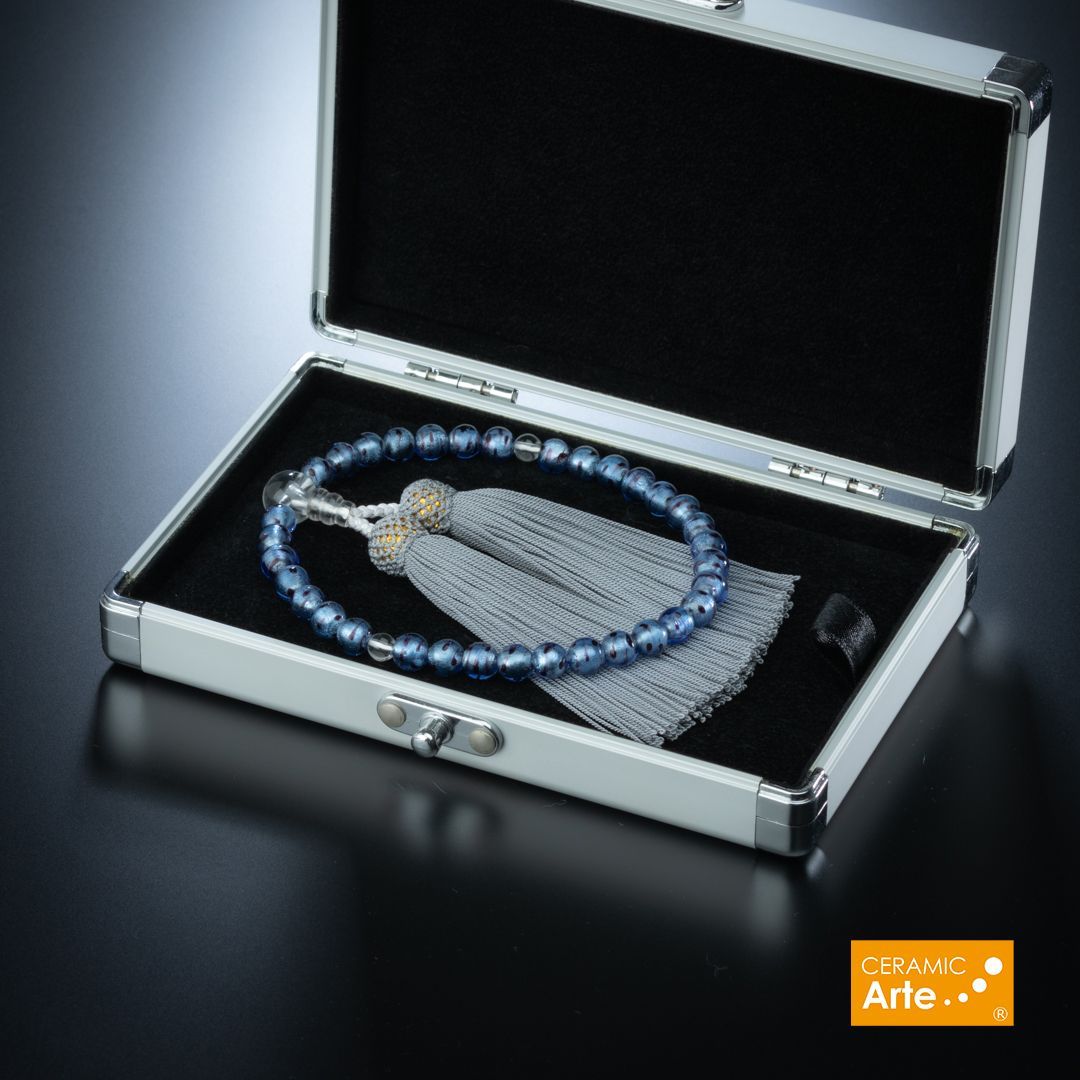 上品なプラチナの輝きが優美なサファイアブルーの数珠（白金箔入り