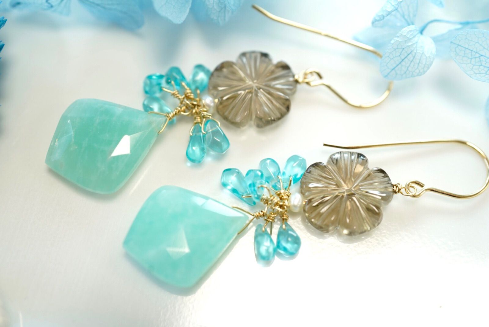 公式 【天然石ピアス】スモーキークォーツ・フラワーカービング